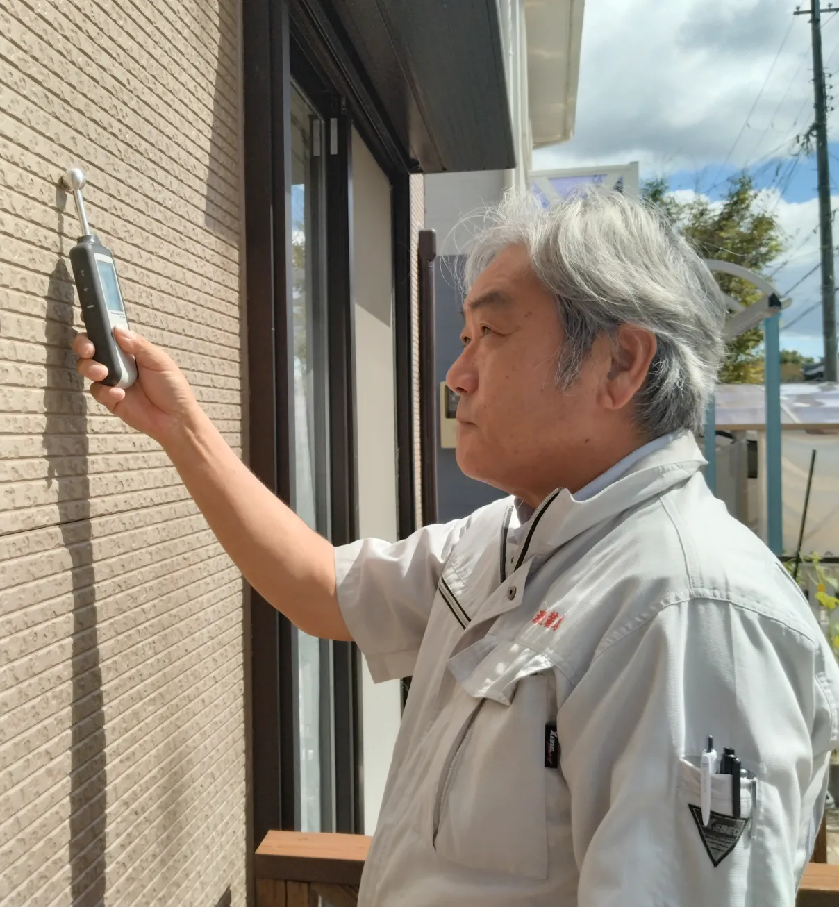 外壁の状態を確認する代表 廣瀬