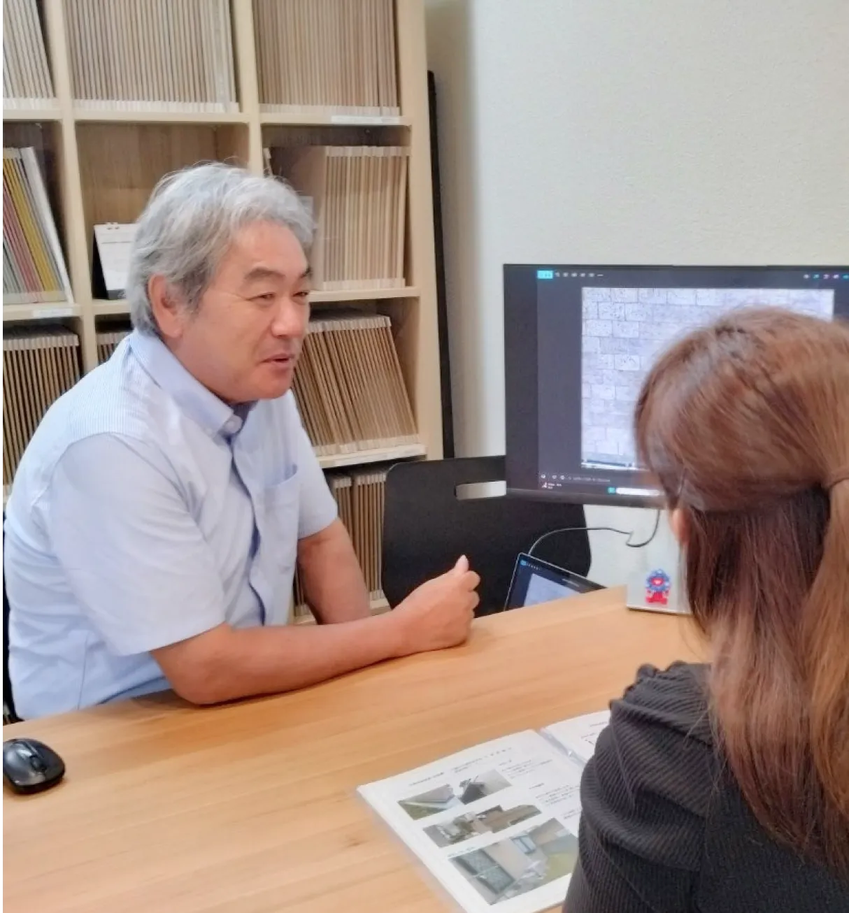 お客様に説明する代表 廣瀬